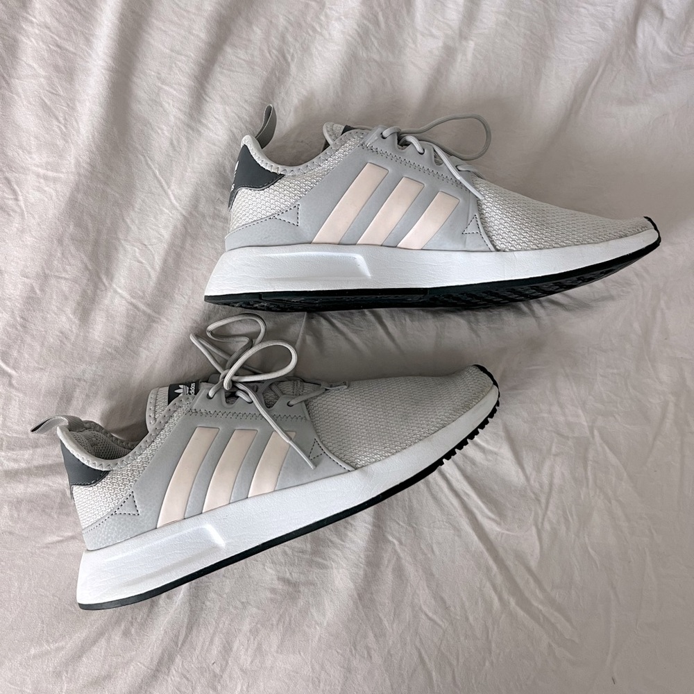 Adidas women’s gray shoes with pink stripes. | Lightly worn